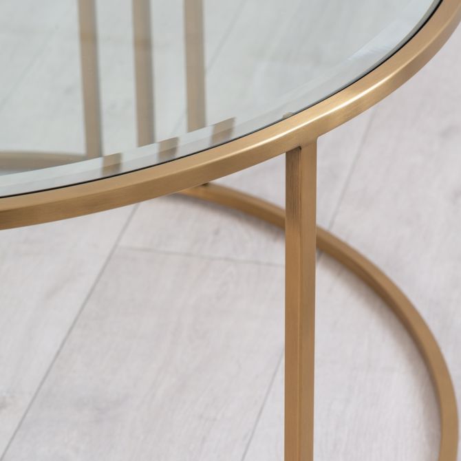 Des tables rondes en verre avec rangement parfait ajout aux meubles du salon 6