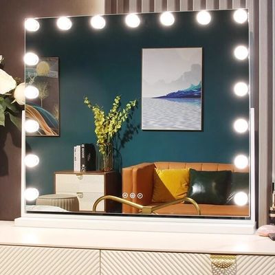 Le maquillage sur le comptoir, le miroir 5x éclairé, tourné à 360 degrés