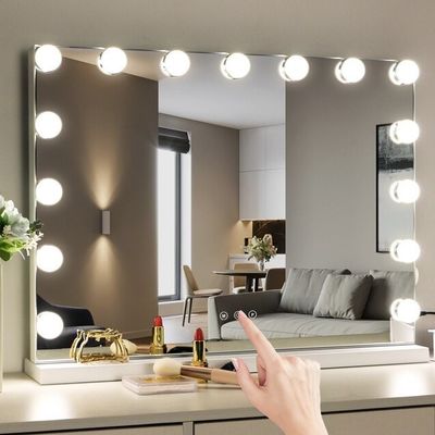 Un grand miroir hollywoodien et des lumières magnifiées 50 fois pour le maquillage à la maison