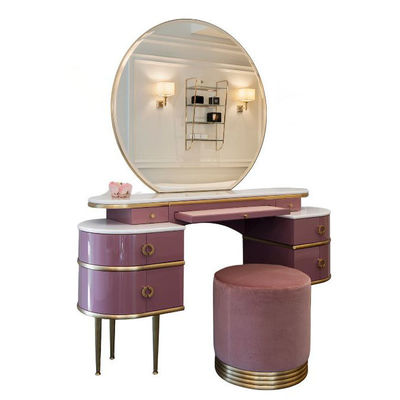 Lumières de chambre Petit bureau de vanité Table rose avec design de tabouret à plaquettes