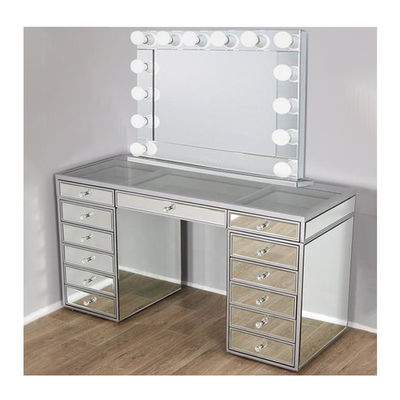 Chambre en bois miroir hollywoodien et table à manger avec lumières